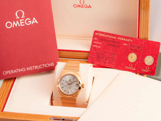 OMEGA, CONSTELLATION REF. 123.50.38.21.02.001, A LIKE-NEW AND ATTRACTIVE RED GOLD AUTOMATIC WRISTWATCH WITH BRACELET - фото 4