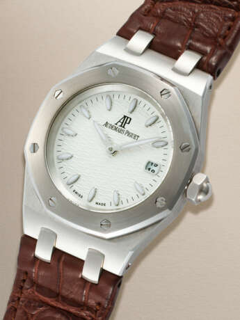AUDEMARS PIGUET, LADY ROYAL OAK, REF. 6714ST, AN ATTRACTIVE LADIES STAINLESS STEEL QUARTZ WRISTWATCH - photo 2