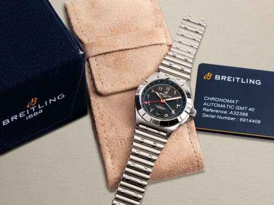 BREITLING, CHRONOMAT GMT 40 REF. A32398, A SPECIAL EDITION STAINLESS STEEL AUTOMATIC DUAL TIME WRISTWATCH WITH HINDU-ARABIC NUMERALS - photo 4