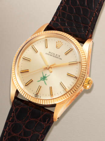 ROLEX, OYSTER PERPETUAL REF. 1005 'KHANJAR DIAL', AN ATTRACTIVE 14K GOLD WRISTWATCH MADE FOR THE SULTANATE OF OMAN - photo 2