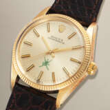 ROLEX, OYSTER PERPETUAL REF. 1005 'KHANJAR DIAL', AN ATTRACTIVE 14K GOLD WRISTWATCH MADE FOR THE SULTANATE OF OMAN - photo 2