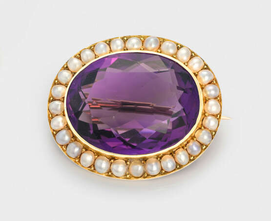 Entourage-Brosche mit Amethyst, um 1900 - фото 1