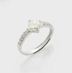 Klassischer Diamantsolitär-Ring