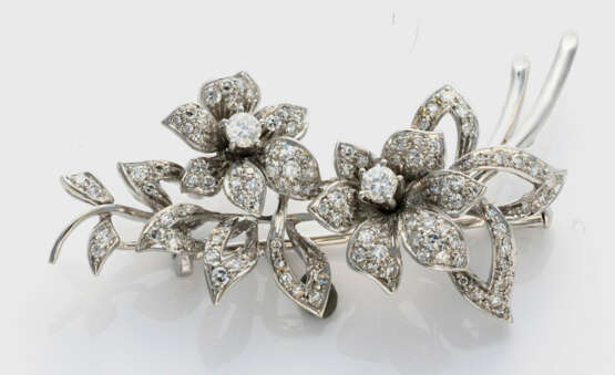 Elegante Blüten-Brosche mit Brillanten - photo 1 Elegante Blüten-Brosche mit Brillanten - photo 1