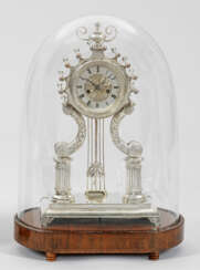 Pendule mit Glassturz
