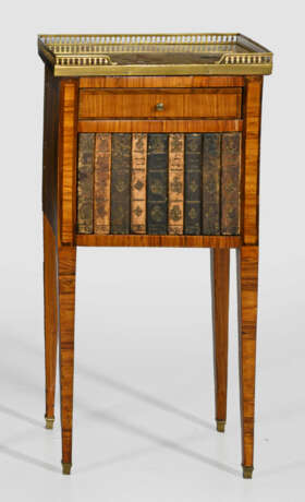 Kleines Louis XVI-Pfeilerschränkchen - photo 1