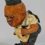 Humoristische Figur eines Mannes mit Messer und Beil - photo 1
