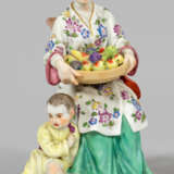 Japanerin mit Obstschale und Kind - photo 1