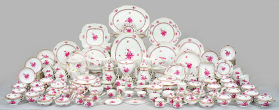 Umfangreiches Tafel- und Kaffeeservice "Apponyi Purpur" - photo 1