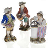 Three Porcelain Figurines of Children Gardeners - Foto 1