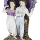 A Porcelain Composition of a Young Couple Sheltering from a Storm - Foto 1