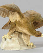 Keramische Waren. Große Steinadler-Figur