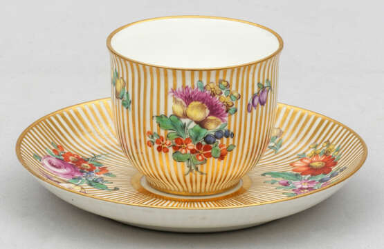 Mokkatasse mit Blumendekor und Goldstreifen - фото 1