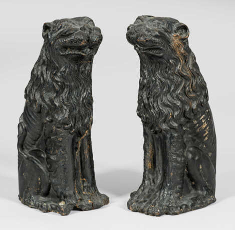 Paar sitzende Löwenfiguren als Renaissance-Kachelofenfüße - photo 1