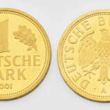 Zwei 1-DM-Goldmünzen der Deutsche Bundesbank von 2001 - photo 1