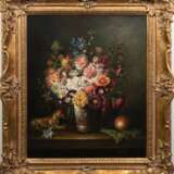 Maler 20. Jh. "Blumenstilleben mit Hund", Öl/ Lw., sign. "Brackel", 63x53 cm, Rahmen - photo 1
