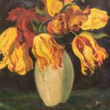 Koch-Stetter, Dora (1881 Bayreuth-1968 Ahrenshoop-Althagen) "Blumenstilleben mit Tulpenstrauß in Vase", Öl/ Lw., sign. u.r., 32x26 cm, Rahmen (Studium an der Berliner Kunstschule, Lehrmeister Lovis Corinth und … - photo 1
