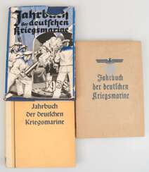 3x Jahrbuch &amp;quot;Deutsche Kriegsmarine&amp;quot; 1938, 1939 und 1942, Verlag von Breitkopf &amp;amp; Härtel in Leipzig, jeweils mit zahlreichen Abbildungen, altersbedingte Gebrauchspuren