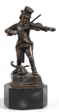 Hamm, Henri (1871 Bordeaux-1961) "Der musizierende Wanderer", Bronze, braun patiniert, auf Sockel signiert, H. 15,5 cm, auf achteckigem Marmorsockel, Ges.-H. 19,5 cm - Foto 1