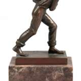 Einberger, J. "Junge mit Rucksack", Bronze, braun patiniert, auf Plinthe signiert, H. 15 cm, auf rechteckigem Marmorsockel, Ges.-H. 22 cm - photo 1