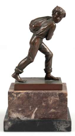 Einberger, J. "Junge mit Rucksack", Bronze, braun patiniert, auf Plinthe signiert, H. 15 cm, auf rechteckigem Marmorsockel, Ges.-H. 22 cm - photo 1