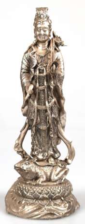 Figur "Guanyin auf Geldkröte", Metall, silberfarben gefasst, H. 34 cm - Foto 1