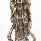 Figur "Guanyin auf Geldkröte", Metall, silberfarben gefasst, H. 34 cm - Foto 1