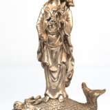 Figur "Guanyin auf Drachen", Metall, silberfarben gefasst, H. 33 cm - photo 1
