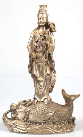 Figur "Guanyin auf Drachen", Metall, silberfarben gefasst, H. 33 cm - photo 1