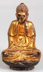 Figur &quot;Buddha auf Lotusthron sitzend&quot;, Holz mit Restvergoldung, Gebrauchspuren, H. 17 cm