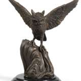 Bronze-Figur "Eule mit ausgebreiteten Flügeln", braun patiniert, Gießerplakette "JB Deposee", auf rundem schwrzem Steinsockel, Ges.-H. 23 cm - photo 1