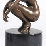 Bronze-Figur "Hockender weiblicher Akt", braun patiniert, bezeichnet "Claude", französische Gießermarke, H. 16,5 cm, auf zylindrischem, schwarzem Steinsockel, Ges.-H. 27 cm - photo 1