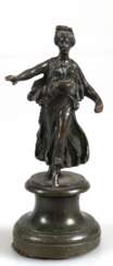 Kleine Bronze &quot;Junge Dame im langen fließendem Kleid&quot;, Ende 19. Jh., unsigniert, braun patiniert, auf rundem Bronzesockel, Ges.-H. 14 cm