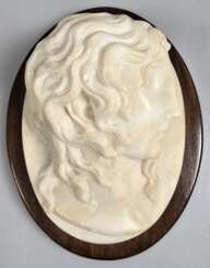 Jugendstil-Relief &quot;Porträt einer jungen Frau&quot;, Alabaster, oval, 19,5x14 cm, auf ovaler Holz-Plinthe, 25x20 cm