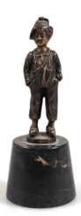 Kleine Bronze &quot;Junge mit Händen in den Hosentaschen stehend&quot;, unsigniert, braun patiniert, H. 8,5 cm, auf konischem Marmorsockel, Ges.-H. 12,5 cm