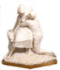 Seger, Ernst (1868 Neurode/Schlesien- 1939 Berlin) &quot;Liebeswerbung&quot;, 1901, große Alabaster-Figurengruppe, rückseitig signiert, seitl. auf Marmorplinthe Widmungsschild, ca. 52x50x24 cm