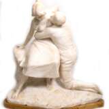 Seger, Ernst (1868 Neurode/Schlesien- 1939 Berlin) "Liebeswerbung", 1901, große Alabaster-Figurengruppe, rückseitig signiert, seitl. auf Marmorplinthe Widmungsschild, ca. 52x50x24 cm - photo 1