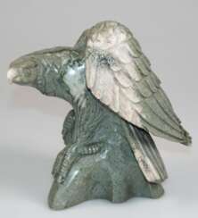 Figur &quot;Adler auf Felsen sitzend&quot;, grüner Marmor, bez. &quot;Fisher&quot;, Gew. 4125 g, H. 22 cm
