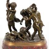 Clodion, Claude Michel (1738 Nancy- 1814 Paris) "Spielende Putti und Bacchusknabe mit Ziege", Bronze dunkel patiniert, 19. Jh., auf dunkelrotem Marmorsockel (bestoßen), Ges.-H. 22,5 cm - Foto 1
