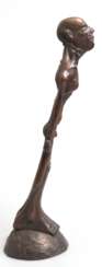 Biebl, Rolf (geb. 1951 in Klingenthal/Sa.) &quot;Schräger Mann II&quot;, Bronze braun patiniert, auf halbkugelförmigem Sockel sign. und dat. 1989, H. 50 cm (Biebl ist ein deutscher Bildhauer, Maler u. Grafiker, Studium d…