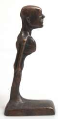 Biebl, Rolf (geb. 1951 in Klingenthal/Sa.) &quot;Kleinster schräger Mann&quot;, Bronze braun patiniert, auf Sockel sign. und dat. ´91, H. 26,5 cm (Biebl ist ein deutscher Bildhauer, Maler u. Grafiker, Studium der Bildhau…