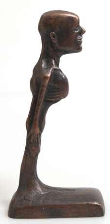 Biebl, Rolf (geb. 1951 in Klingenthal/Sa.) "Kleinster schräger Mann", Bronze braun patiniert, auf Sockel sign. und dat. ´91, H. 26,5 cm (Biebl ist ein deutscher Bildhauer, Maler u. Grafiker, Studium der Bildhau… - Foto 1