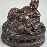 Bronze-Figur "Lachender Buddha", auf ovalem Sockel mit umlaufendem Löwenkopfrelief, Inneres gefüllt, 12x15x10 cm - photo 1