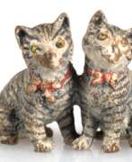 Catalogue des produits. Wiener-Bronze &quot;Zwei Katzen mit Schleife&quot;, farbig gefaßt, 2,5x4,8x1,8 cm