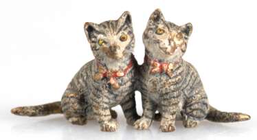 Wiener-Bronze &quot;Zwei Katzen mit Schleife&quot;, farbig gefaßt, 2,5x4,8x1,8 cm