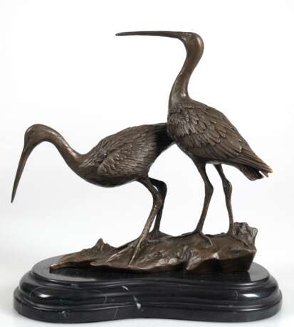 Bronze-Figur "Zwei Schwarzschwanzschnepfen", braun patiniert, auf naturalistischer Plinthe bezeichnet "Nick", mit Pariser Gießermarke, auf nierenförmigem, schwarzem Marmorsockel, ges. 25x23x14 cm - Foto 1