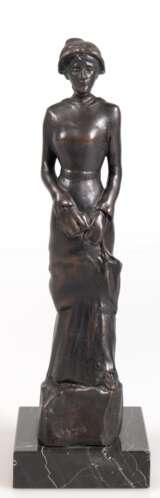 Bronze-Figur "Kleine Pariserin" nach Paul Gauguin, braun patiniert, auf Sockel signiert, rückseitig nummeriert und datiert "378, 1975", H. 26,5 cm, auf Marmorsockel, Ges.-H. 29,5 cm - фото 1