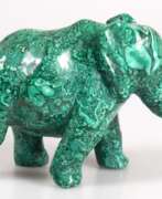 Обзор. Malachit-Figur &quot;Elefant mit erhobenem Rüssel&quot;, Gew. 1340 g, 11x18x6 cm