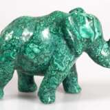 Malachit-Figur "Elefant mit erhobenem Rüssel", Gew. 1340 g, 11x18x6 cm - фото 1