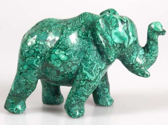 Malachit-Figur "Elefant mit erhobenem Rüssel", Gew. 1340 g, 11x18x6 cm - фото 1